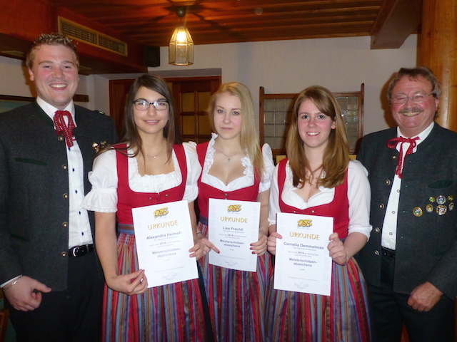 Stolz präsentieren sich v.l. Alexandra Heimerl, Lisa Prechtl und Conny Demmelmair in ihren neuen Vereinsdirndln mit den Meisterschützenurkunden. Schützenmeister Sperl (li.) und Sportwart Sepp Wirnstl freuen sich mit ihnen